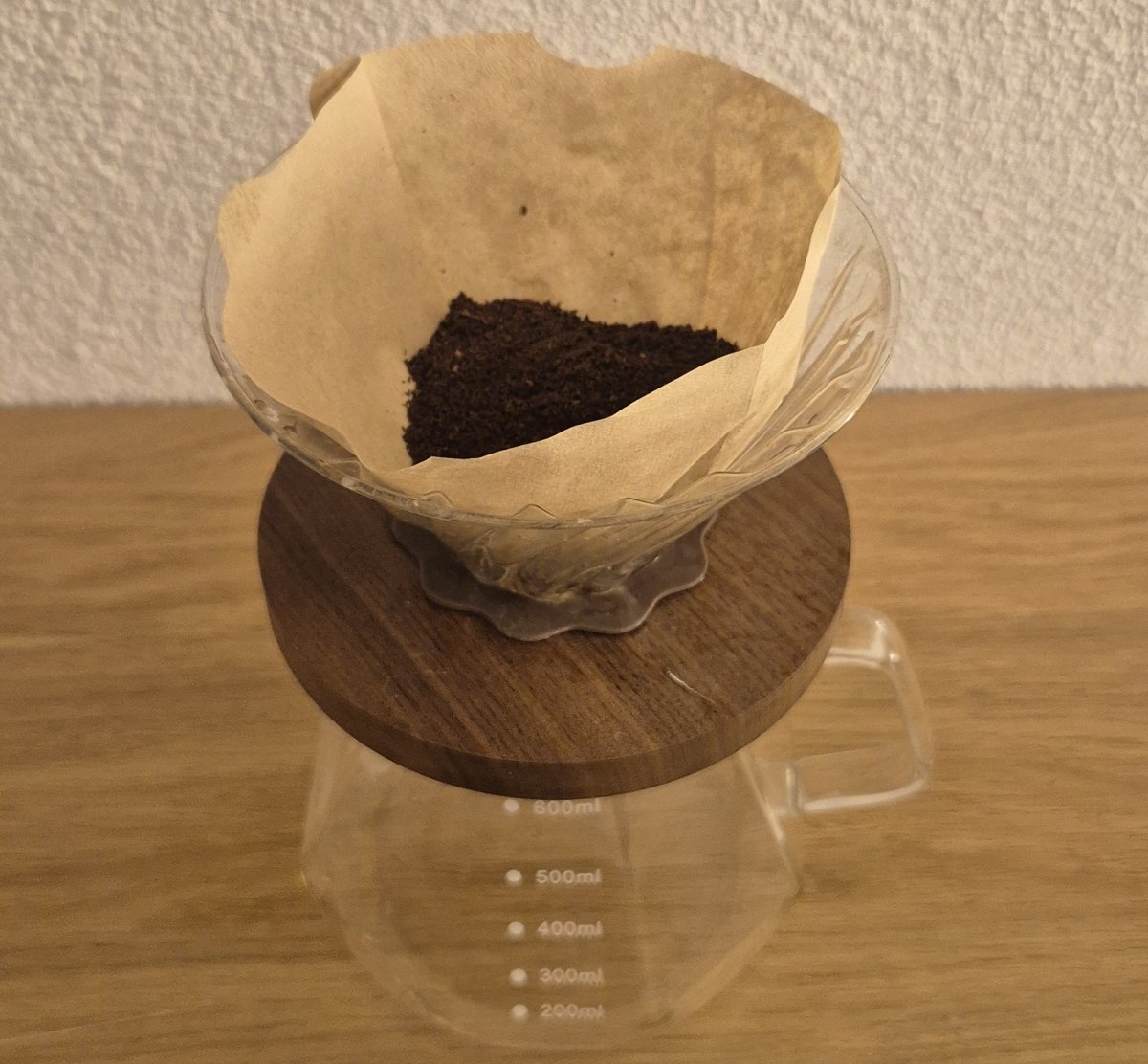 Der Filter und Kaffeepulver nicht vergessen